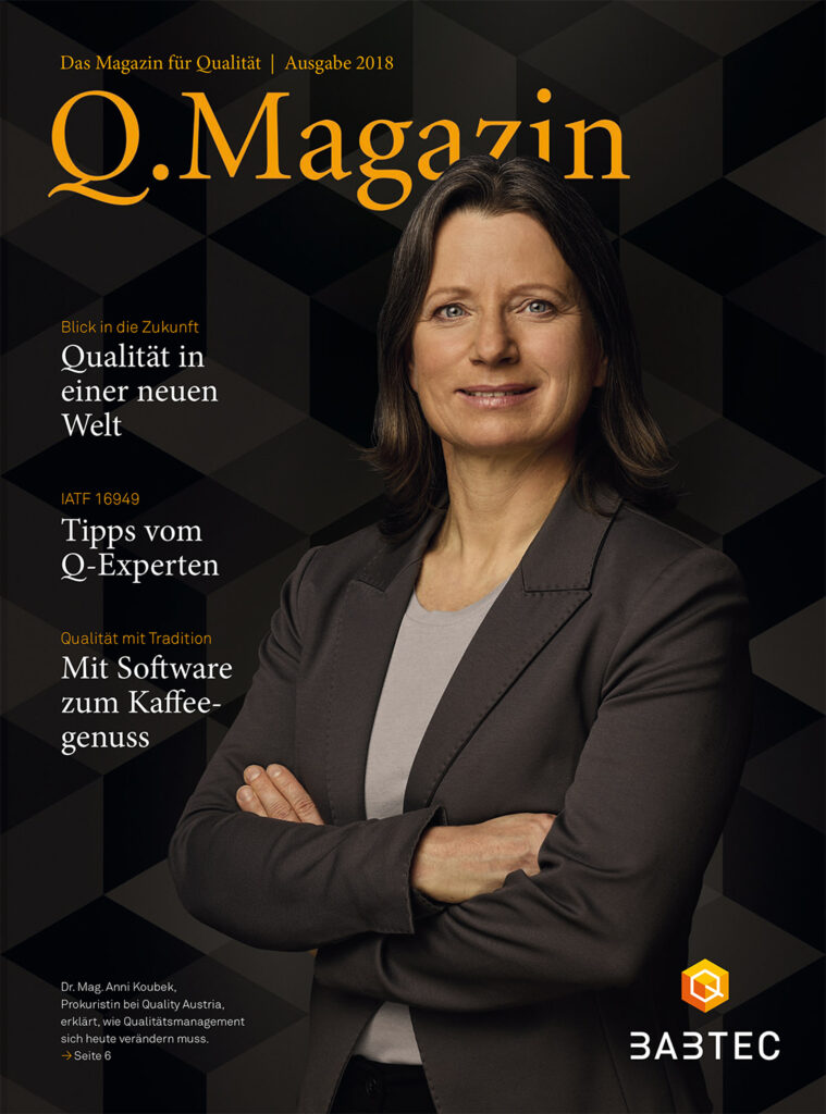 Professionelles Editorial-Porträt für ein Qualitätsmagazin, mit seriöser Business-Person vor grafischem Hintergrund – Corporate Fotografie.
