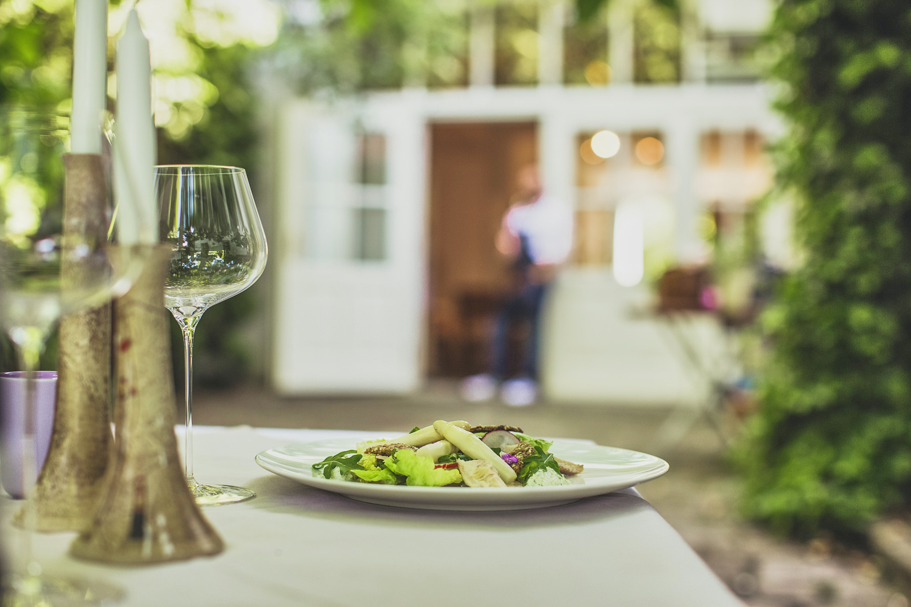 Gedeckter Tisch mit Vorspeise im Gartenrestaurant in Niederösterreich – ruhige Gastronomie-Fotoreportage