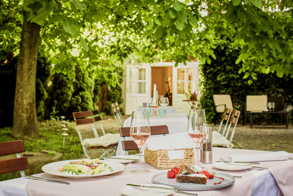 Gedeckter Tisch im Garten eines gehobenen Gastronomiebetriebs in Niederösterreich – ruhige Kulinarik-Fotoreportage