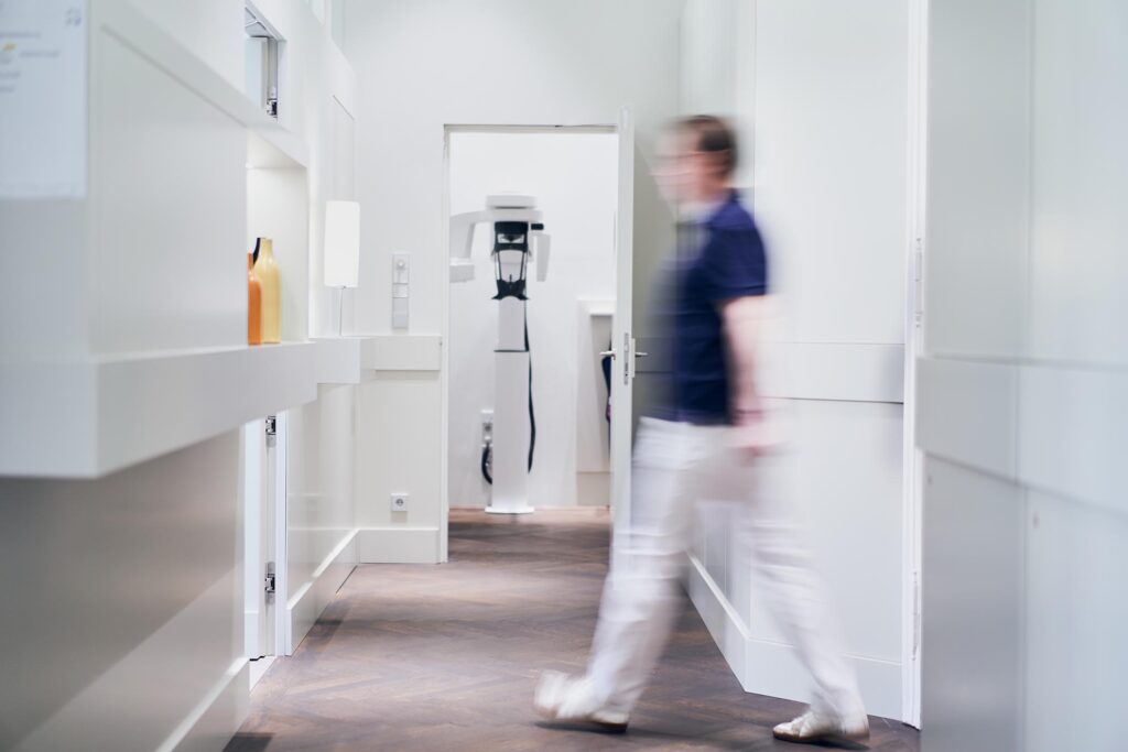 Moderne Zahnarztpraxis in Wien mit klaren Arbeitsabläufen und ruhiger, professioneller Atmosphäre.