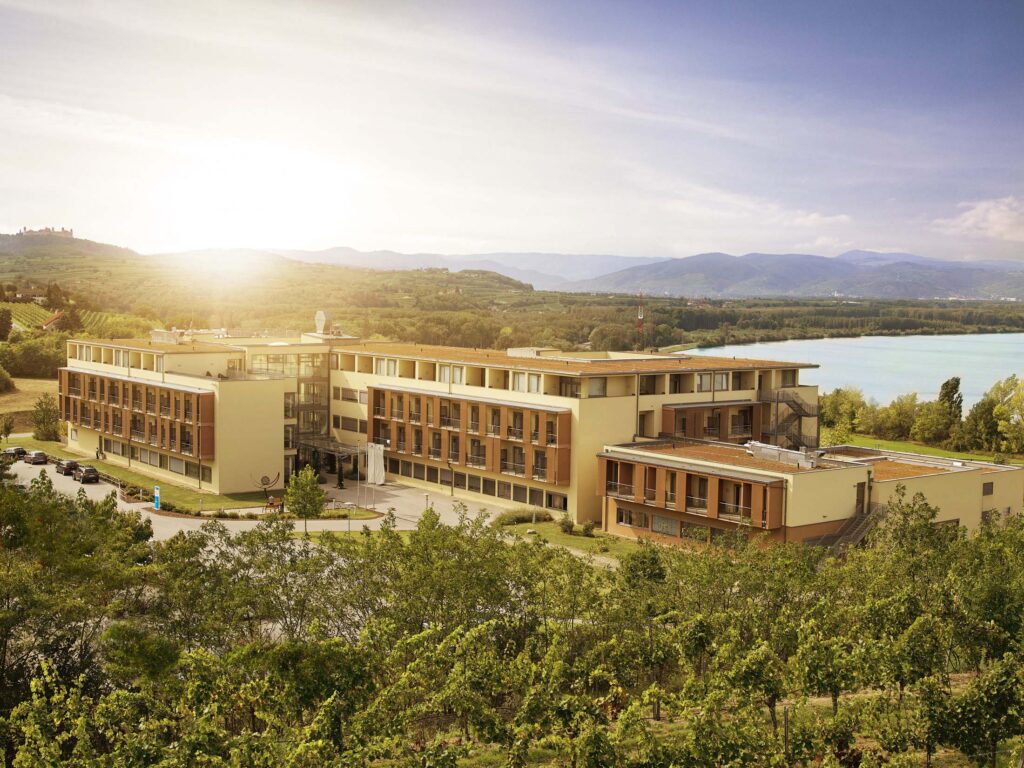 Architekturfotografie eines Gebäudekomplexes im Landschaftskontext – professionelle Architekturfotografie in Österreich, Atelier Schulte.