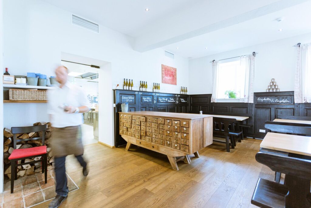 Architekturfotografie eines Gastraums mit sichtbarer Nutzung und Raumwirkung – professionelle Architekturfotografie in Österreich, Atelier Schulte