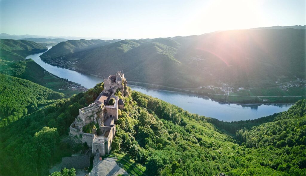 Blick auf Burg Aggstein und Donautal in der Wachau, Landschaftsfotografie mit präziser Bildbearbeitung und natürlicher Lichtstimmung