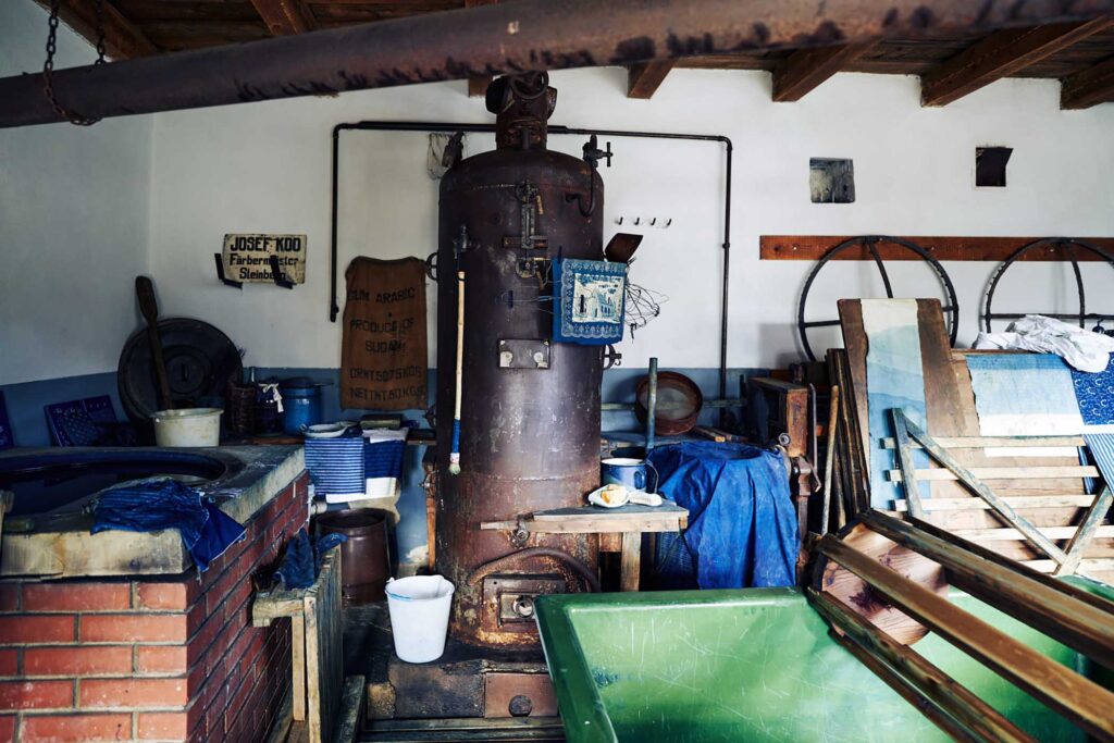 nnenraum einer Indigo-Blaudruckwerkstatt im Burgenland – traditionelles Handwerk Österreich und lebendiges Kulturerbe, dokumentiert von Atelier Schulte.