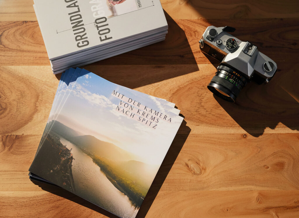 Sachbücher über Architektur und Fotografie im minimalistischen Setting mit natürlichem Licht und grafischen Schattenwürfen