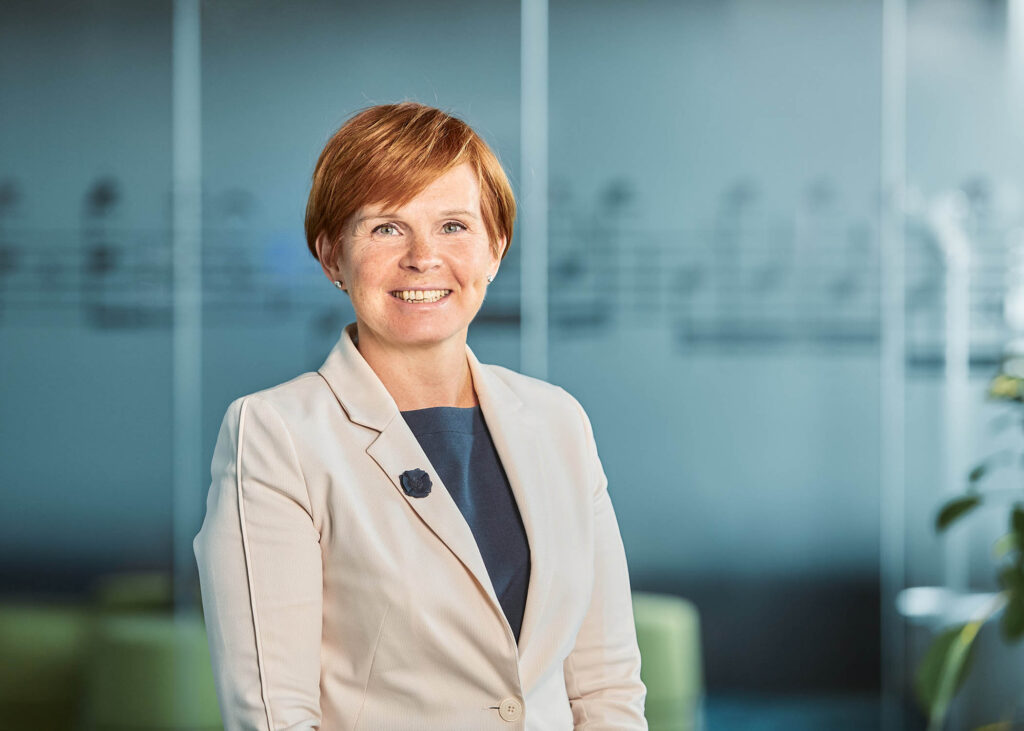 Professionelles Businessportrait einer Mitarbeiterin im Unternehmensumfeld – fotografiert im Rahmen eines strukturierten Business-Fotoshootings in Österreich.