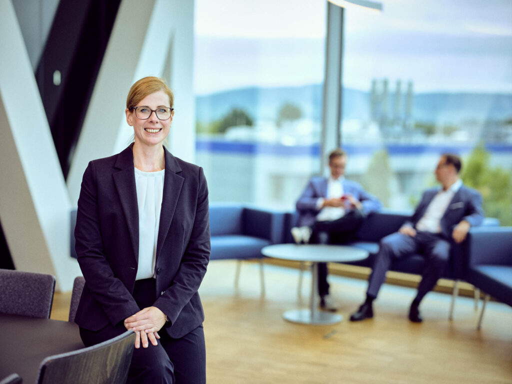 Professionelles Businessportrait einer Mitarbeiterin im Unternehmensumfeld – fotografiert im Rahmen eines strukturierten Business-Fotoshootings in Österreich