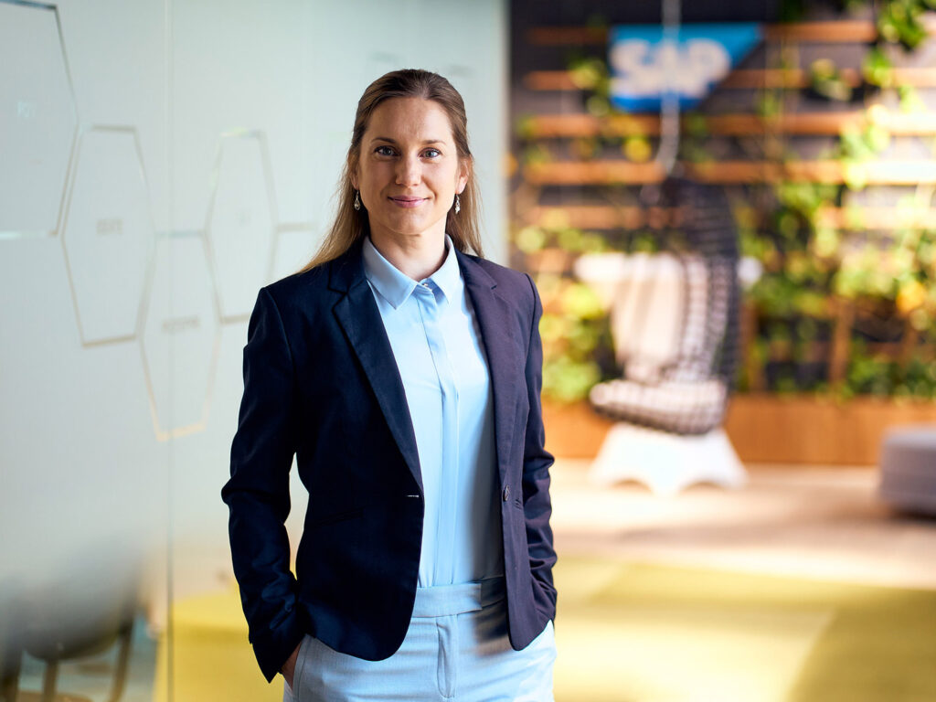 Businessportrait einer Mitarbeiterin im modernen Arbeitsumfeld – professionelle Businessfotografie in Österreich, Atelier Schulte