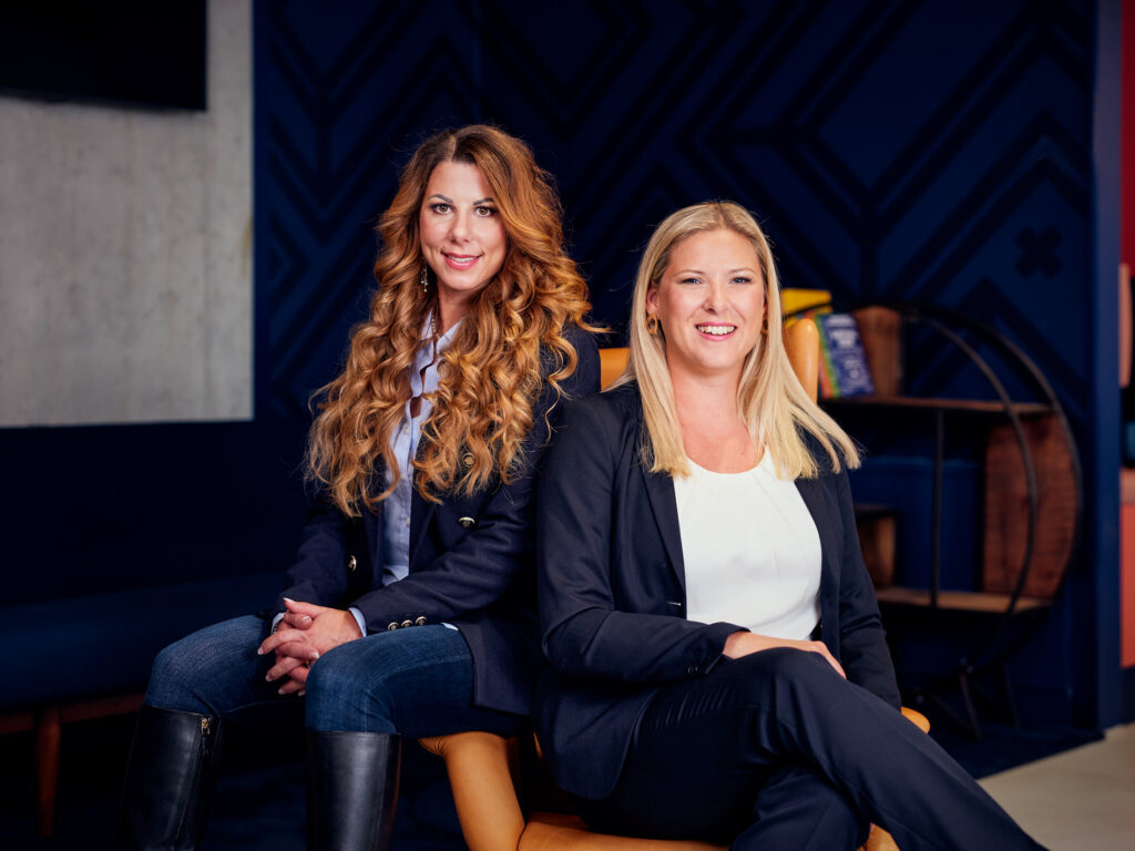 Businessportrait zweier Mitarbeiterinnen im Unternehmensumfeld – professionelle Businessfotografie in Österreich, Atelier Schulte.