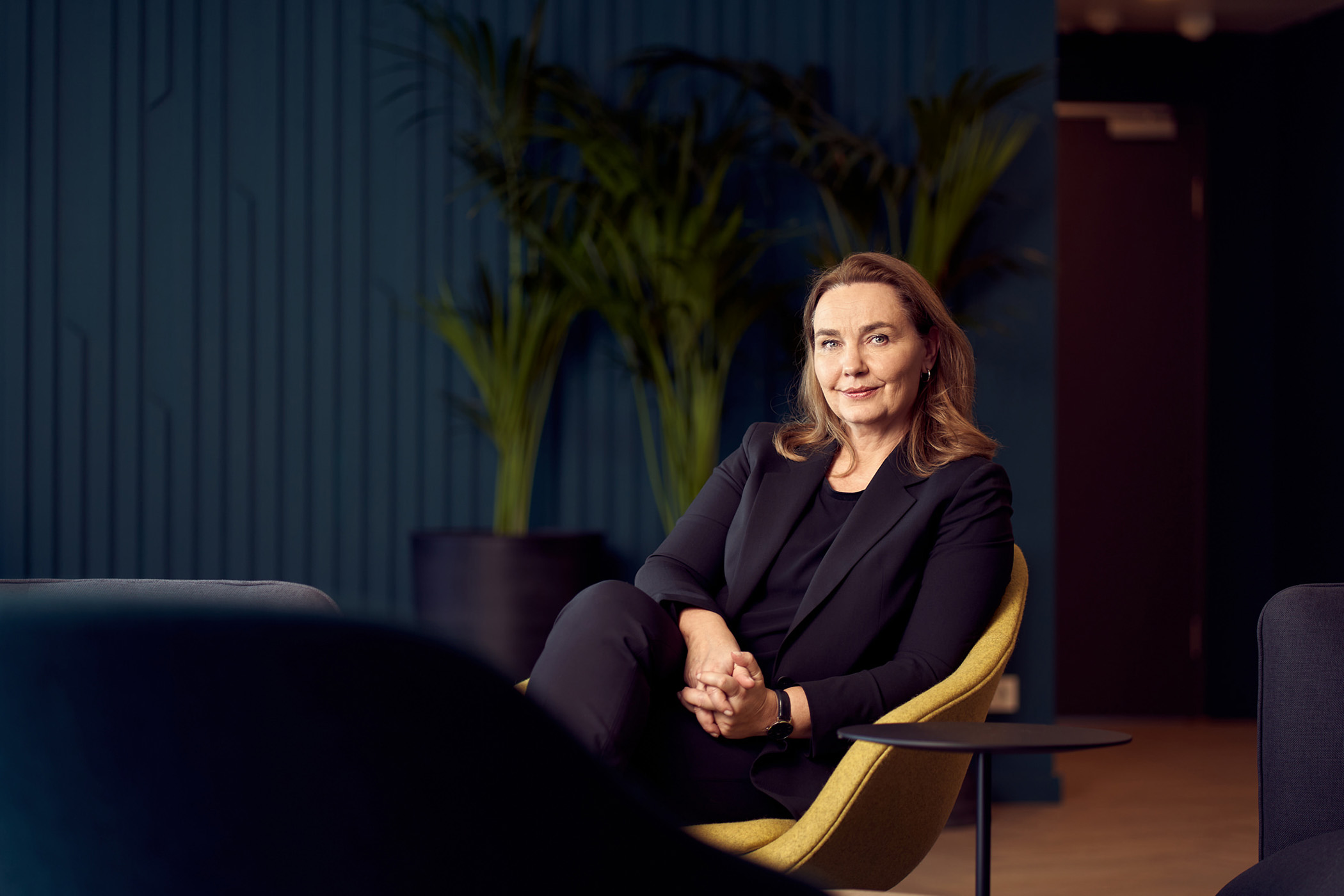 Businessportrait einer Führungskraft im modernen Arbeitsumfeld – professionelle Businessfotografie für Unternehmen in Österreich