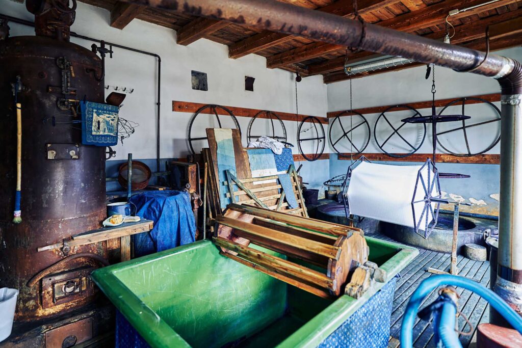 Innenraum einer Indigo-Blaudruckwerkstatt im Burgenland – traditionelles Handwerk Österreich und Kulturerbe, dokumentiert von Atelier Schulte