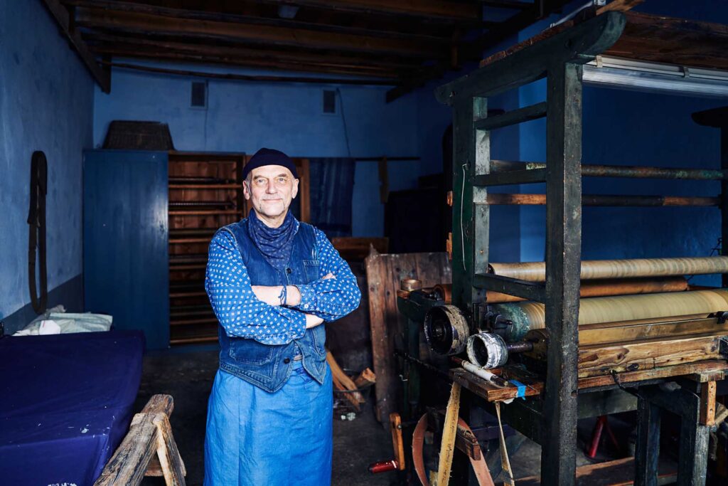 Porträt eines Handwerkers in einer Blaudruck-Werkstatt im Burgenland – Teil des österreichischen Kulturerbes, dokumentiert in ruhiger Reportage.