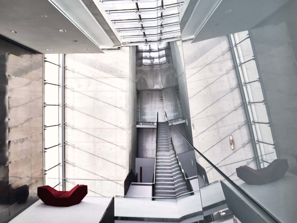 Architekturfotografie eines modernen Innenraums mit Licht und Raumabfolge – professionelle Architekturfotografie in Österreich, Atelier Schulte