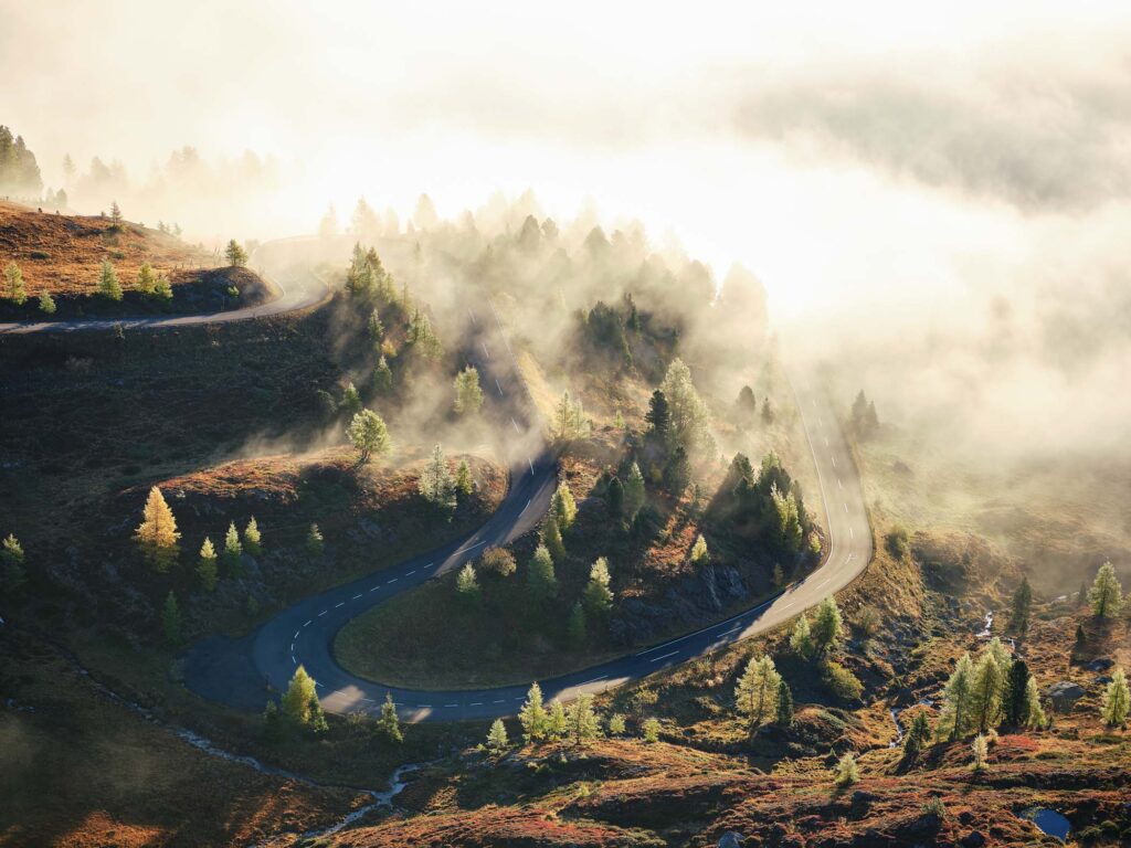 Nockalmstraße - Serpentinenstraße im Nebel mit Licht und klarer Linienführung, bewusst komponiert – Landschaftsfotografie von Atelier Schulte