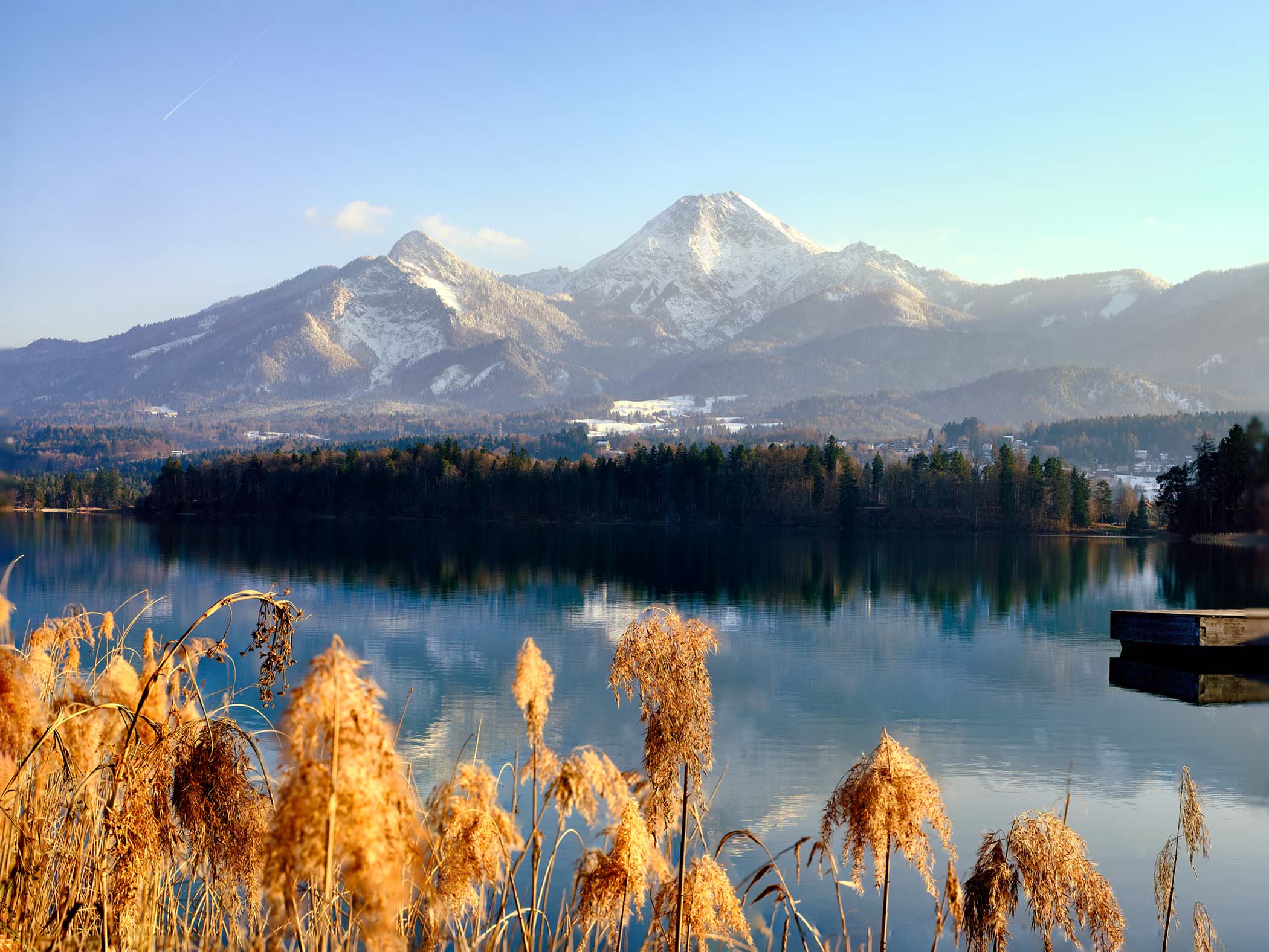 Weite Berglandschaft mit Faakersee und Morgenlicht, klar komponiert und bewusst reduziert – Landschaftsfotografie von Atelier Schulte in Österreich