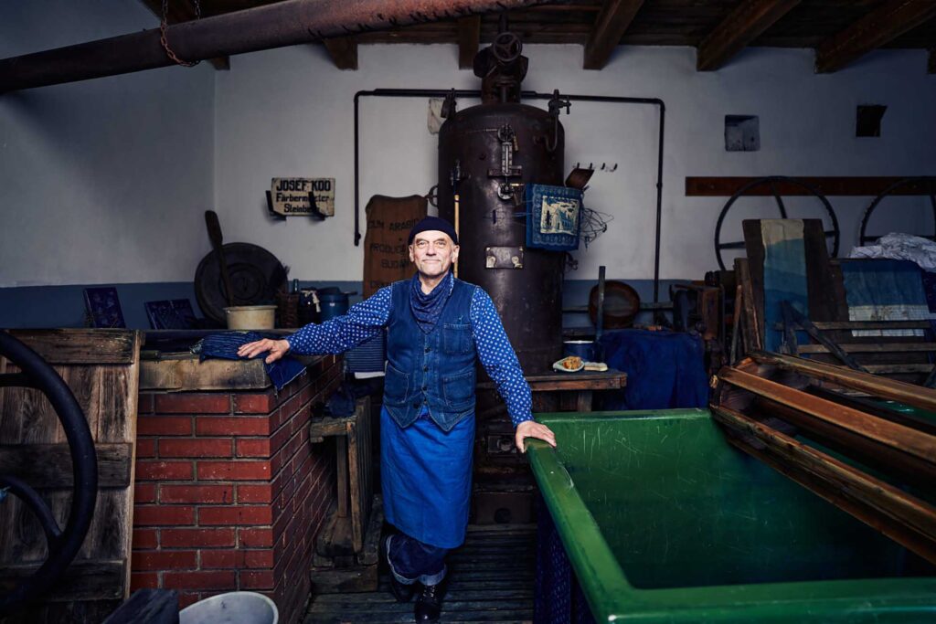 Handwerker in einer Indigo-Blaudruckerei im Burgenland – authentisches Portrait über traditionelles österreichisches Handwerk und Arbeitskultur