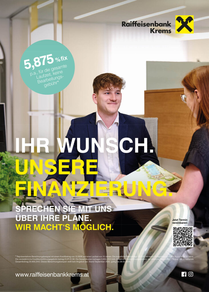 Werbefotografie einer Bankfiliale: Beratungssituation zwischen Bankmitarbeiter und Kundin im Rahmen einer Finanzierungs-Kampagne in Österreich.