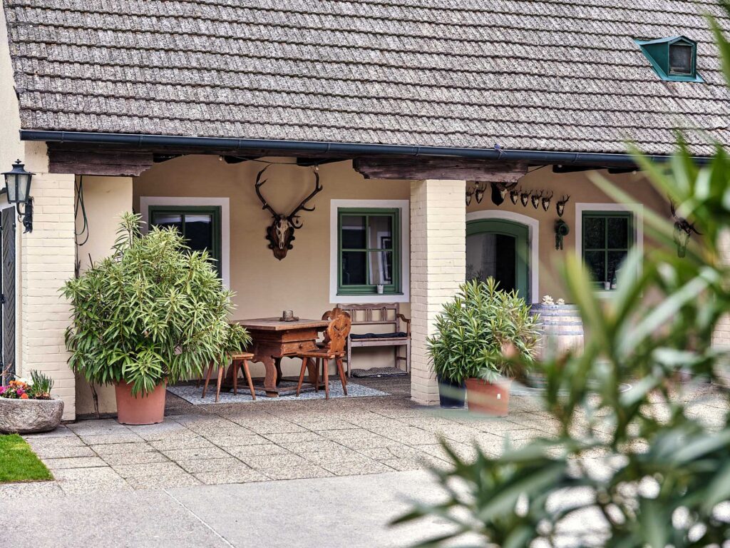 Traditionelle Hofarchitektur in Niederösterreich mit Arkaden und Holzmobiliar – Architekturfotografie von Florian Schulte