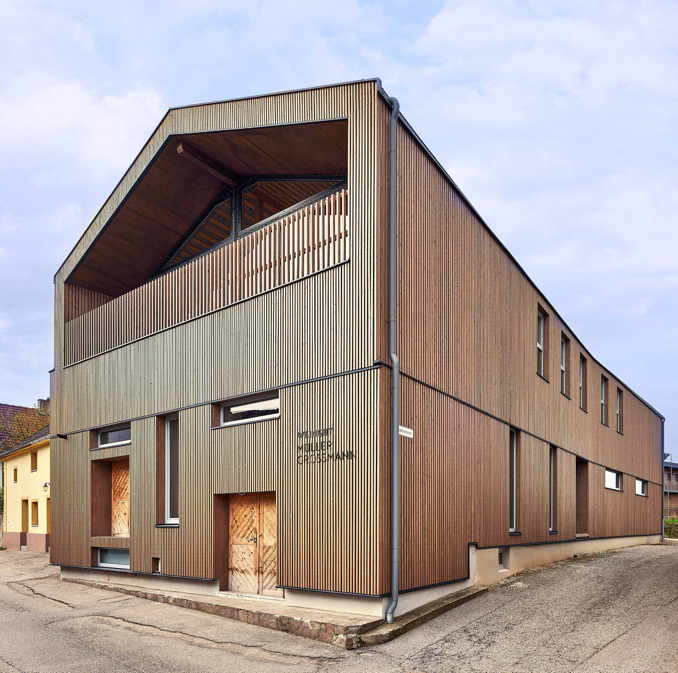 Architekturfotografie Niederösterreich: moderne Holzarchitektur mit klarer Fassadengliederung und Materialität