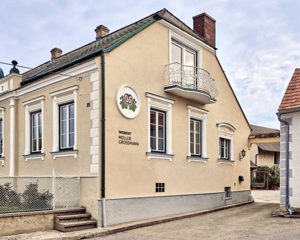 Architekturfotografie Niederösterreich: historische Fassadenstruktur und ruhige Perspektive im Ortsbild