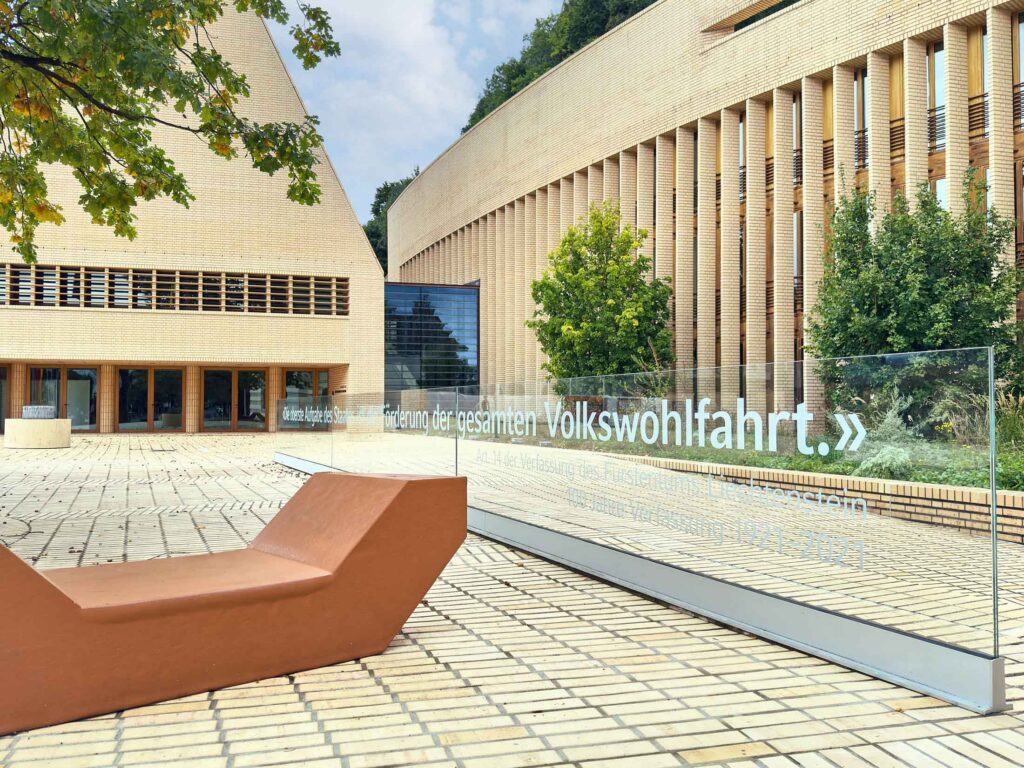 Architekturfotografie eines modernen Gebäudekomplexes mit Ziegelfassade und Platzgestaltung – fotografiert von Florian Schulte, Architekturfotograf in Österreich