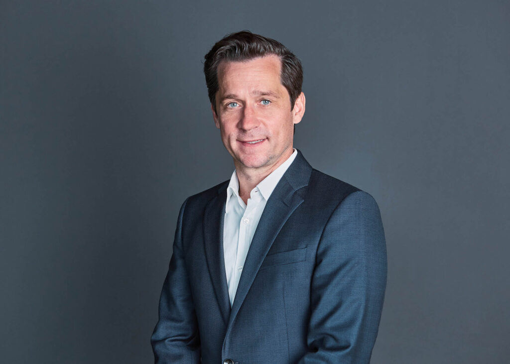 Professionelles Businessportrait eines Managers vor neutralem Hintergrund – Beispiel für authentische Mitarbeiterfotos und typische Kostenfaktoren in der Businessfotografie für Unternehmen.