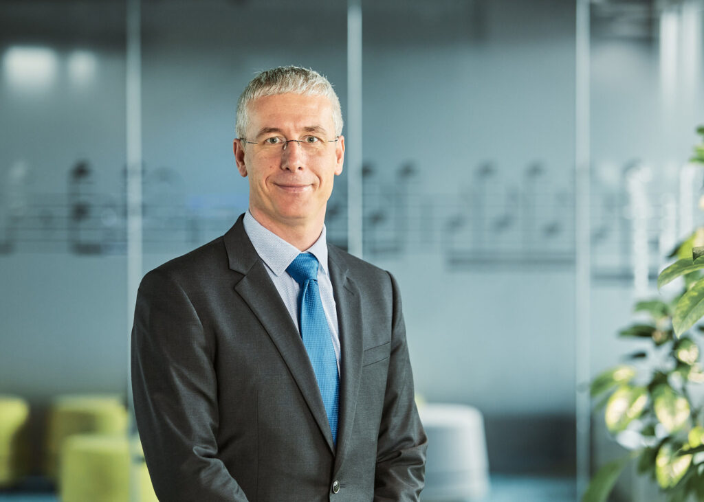 Professionelles Businessportrait einer Führungskraft im Unternehmensumfeld; Beispiel für Qualitätsanspruch, Bildwirkung und Kostenfaktoren bei Mitarbeiterfotos für Unternehmen.