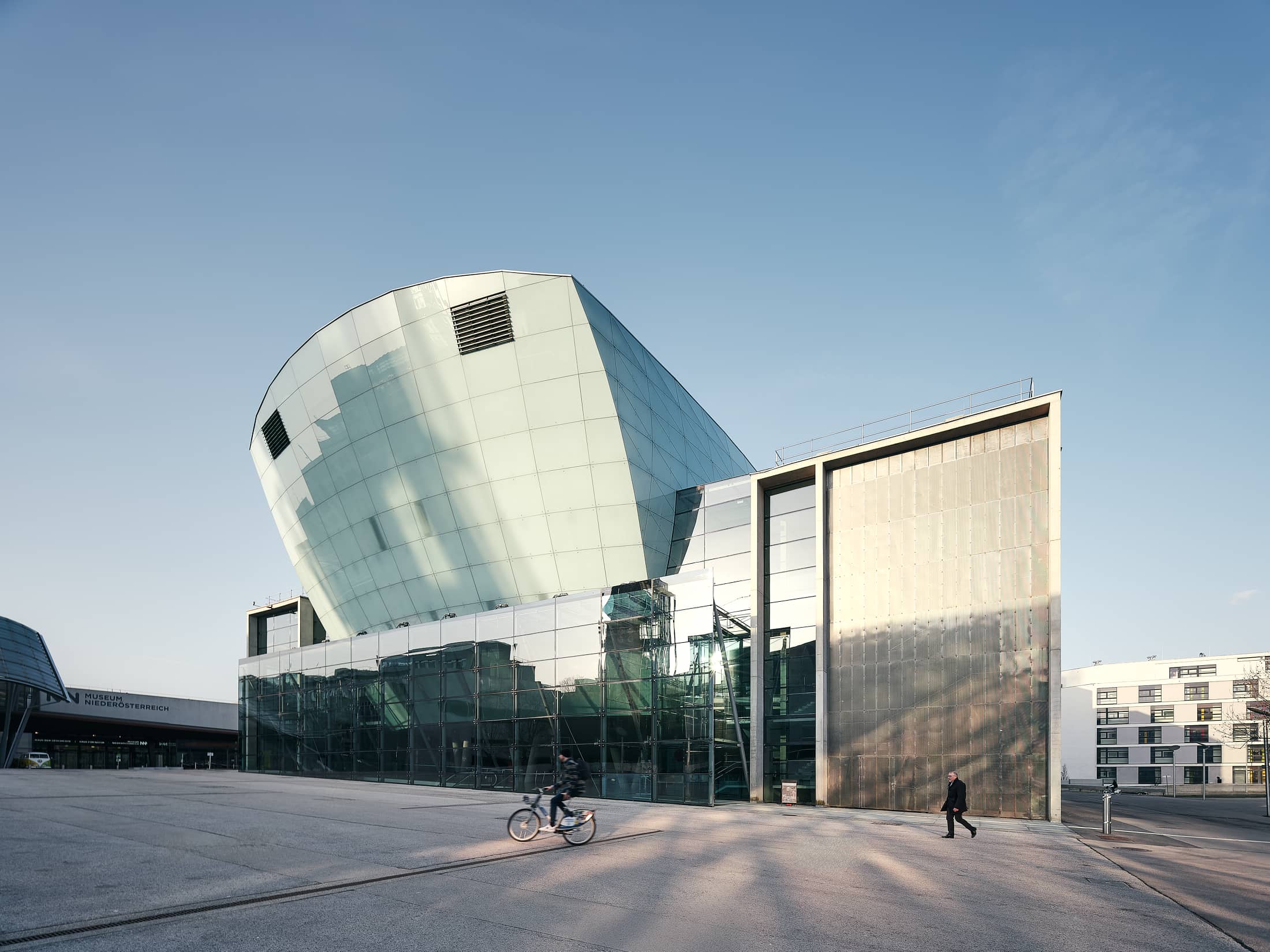 Architekturfotografie des Festspielhauses St. Pölten mit klarer Linienführung und Lichtstimmung – fotografiert von Fotograf Florian Schulte, Atelier Schulte, Spezialist für Architekturfotografie in Österreich