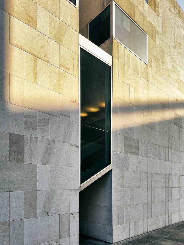 Detailaufnahme der Fassade des Festspielhauses St. Pölten mit Lichtstimmung und klarer Flächenwirkung – Architekturfotografie von Florian Schulte, Atelier Schulte, Spezialist für Architekturfotografie in Österreich