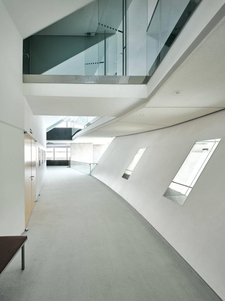 Minimalistische Flurarchitektur im Festspielhaus St. Pölten mit gezielter Lichtführung und klarer Perspektive – Architekturfotografie von Florian Schulte, Atelier Schulte, Fotograf für Architektur in Österreich