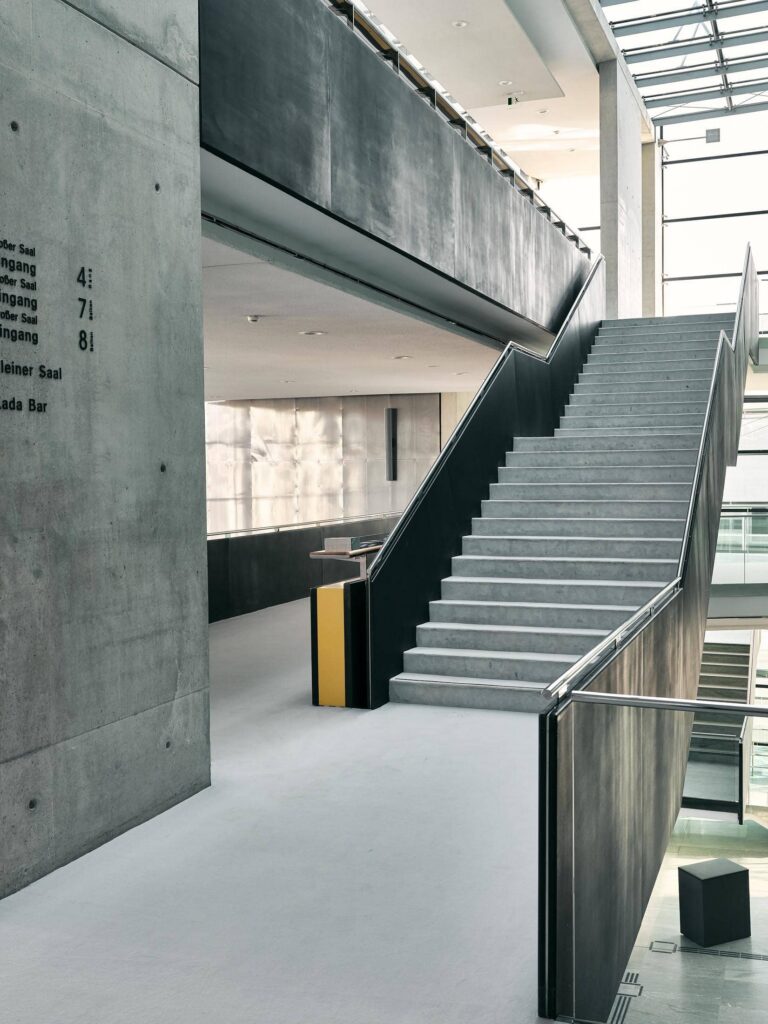 Architekturfotografie einer Treppenanlage im Festspielhaus St. Pölten mit klarer Linienführung und Betonarchitektur – fotografiert von Florian Schulte, Atelier Schulte, Spezialist für Architekturfotografie in Österreich