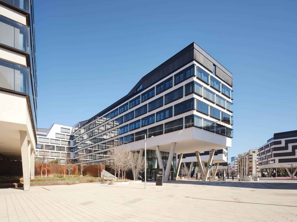 Moderne Büroarchitektur in Wien im öffentlichen Raum – Architekturfotografie als Beispiel für Panoramafreiheit in Österreich, fotografiert von Fotograf Florian Schulte