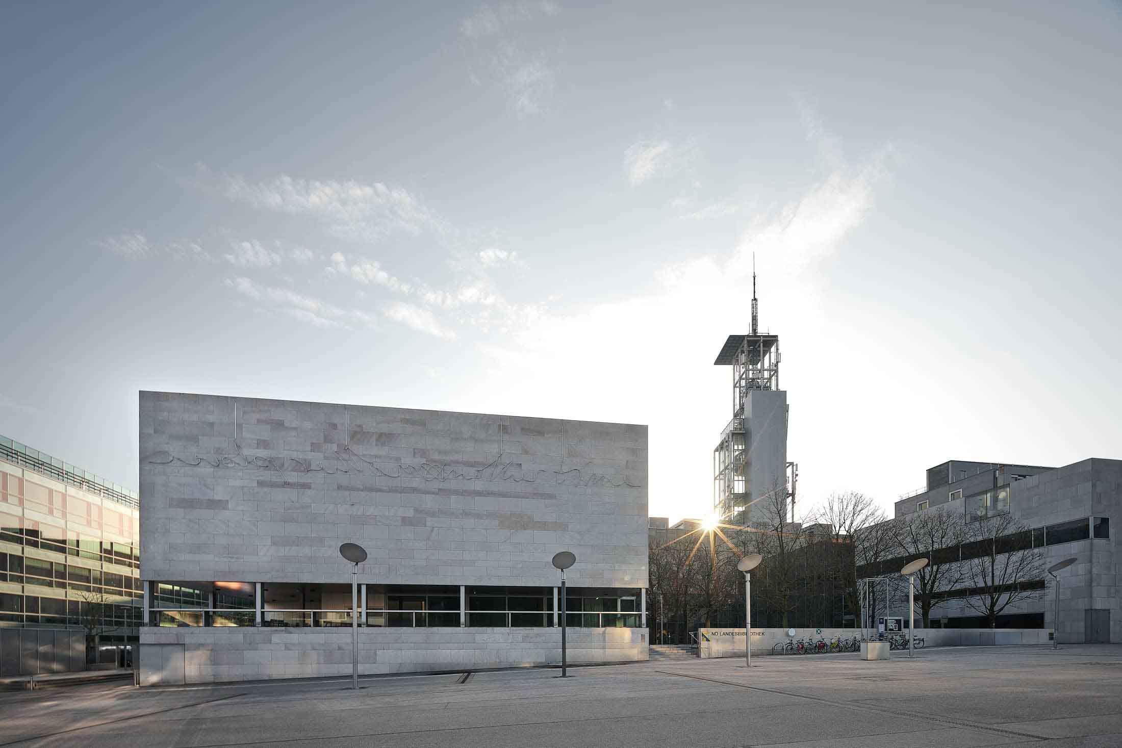 Architekturfotografie im Kulturbezirk St. Pölten – modernes Gebäude im öffentlichen Raum, fotografiert von Fotograf Florian Schulte im Kontext Panoramafreiheit in Österreich