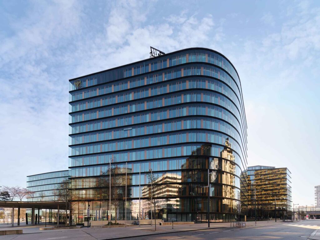 Modernes Bürogebäude in Wien – Architekturfotografie im öffentlichen Raum als Beispiel für Panoramafreiheit in Österreich, fotografiert von Fotograf Florian Schulte