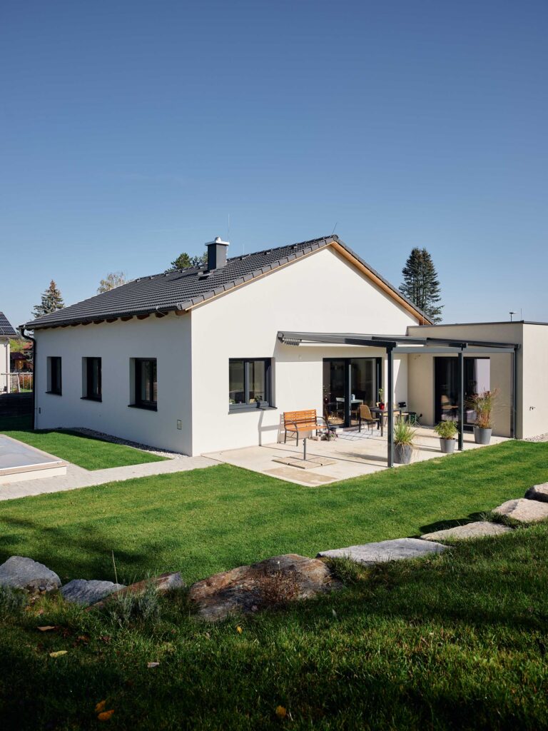 Terrassenansicht eines modernen Einfamilienhauses in Österreich, fotografiert auf Augenhöhe mit sichtbarer Nutzung und klarer Raumwirkung – Architekturfotografie Atelier Schulte
