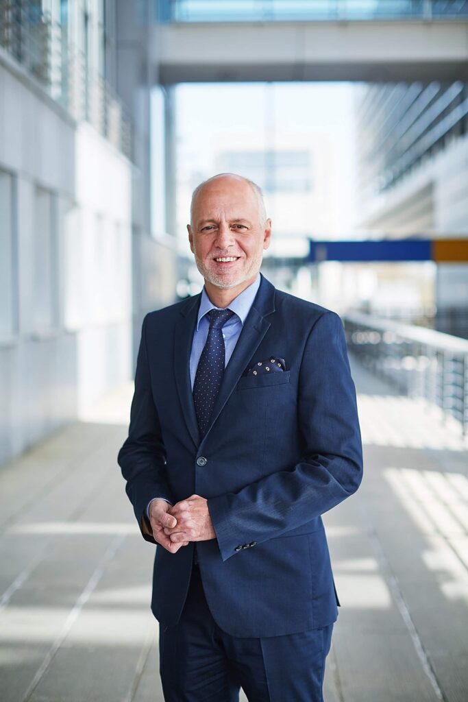 Businessportrait einer Führungskraft in moderner Architektur – Businessfotograf Florian Schulte nutzt Licht und Perspektive für eine klare und professionelle Unternehmensdarstellung in Kärnten und österreichweit.