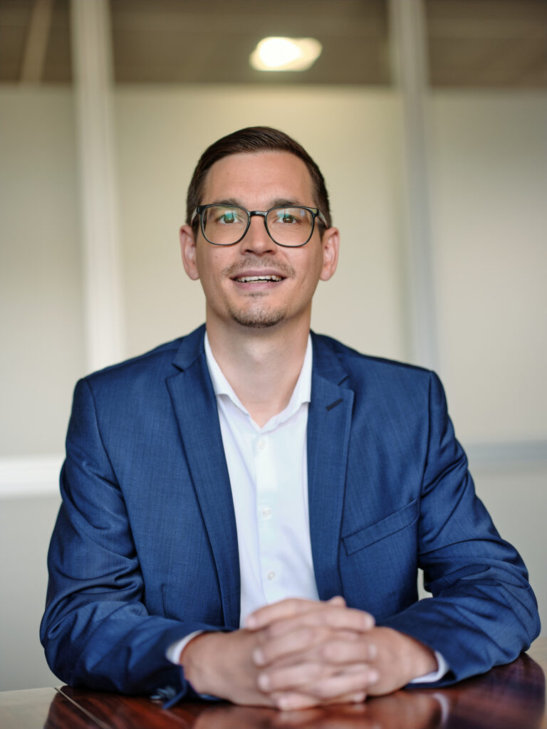 Professionelles Businessportrait einer Führungskraft im Büro – klare, vertrauensvolle Unternehmensfotografie von Atelier Schulte in Österreich.