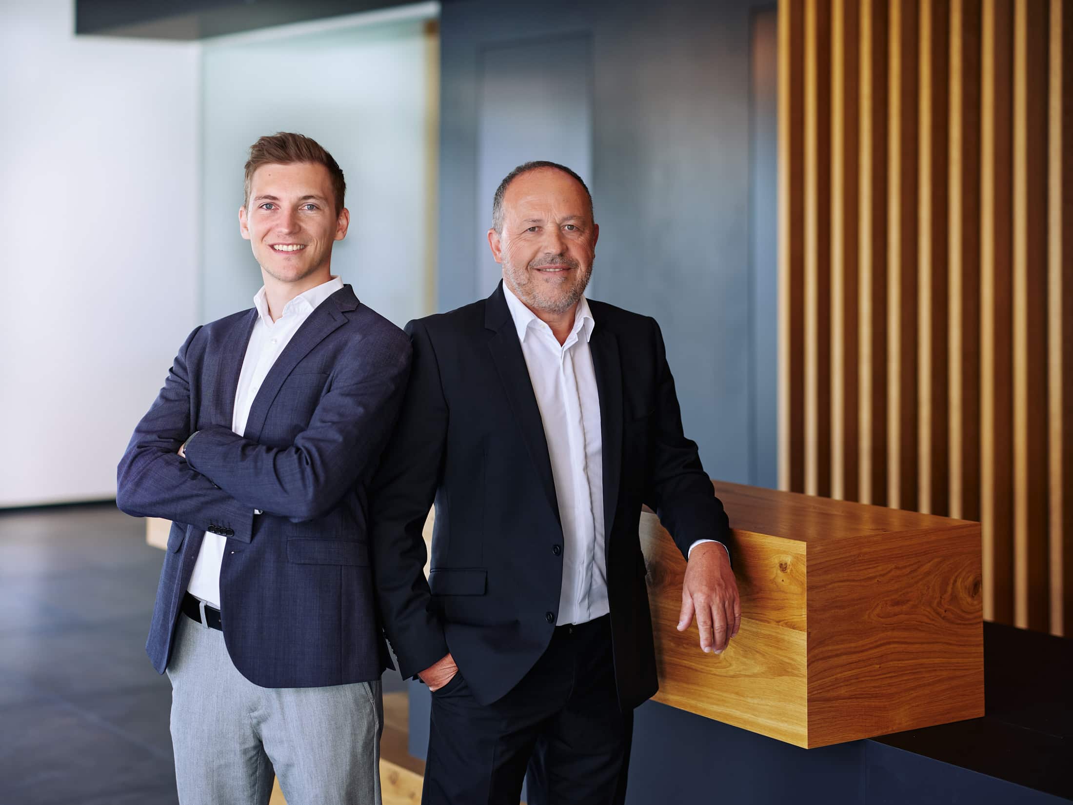 Doppelportrait von Unternehmern in moderner Architektur – Businessfotograf Florian Schulte zeigt klare Bildsprache und authentische Mitarbeiterportraits für Unternehmen in Kärnten und österreichweit.