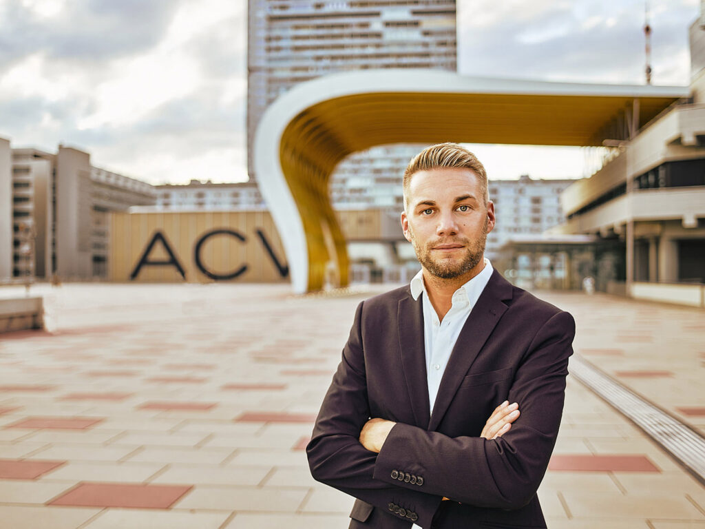 Businessportrait eines Unternehmers im urbanen Umfeld – professionelle Businessfotografie in Österreich, Atelier Schulte.