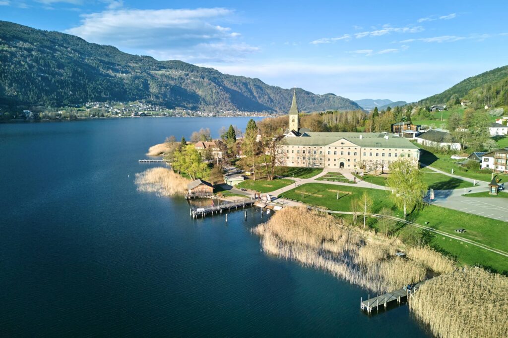 Luftaufnahme des Stifts Ossiach am Ossiacher See in Kärnten – historische Architektur eingebettet in eine alpine Seenlandschaft, fotografiert von Fotograf Florian Schulte