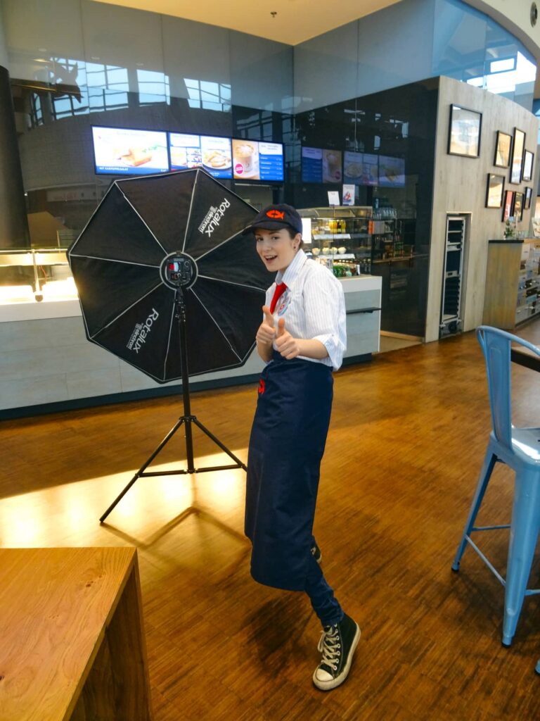 Mitarbeiterin bei einem Business-Shooting im Gastronomiebereich – lockere und authentische Businessfotografie durch entspannte Atmosphäre und natürliche Interaktion