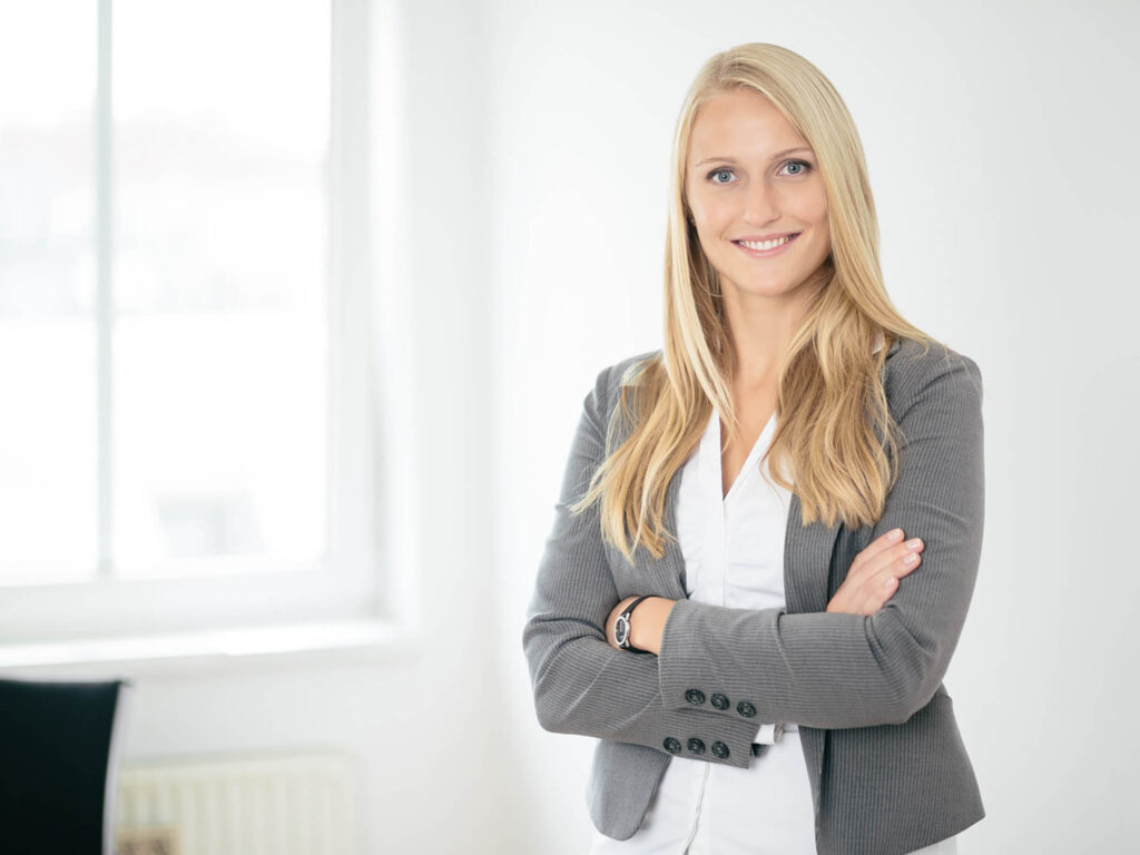 Businessportrait einer Mitarbeiterin im hellen Büro – professionelle Businessfotografie in Österreich, Atelier Schulte.