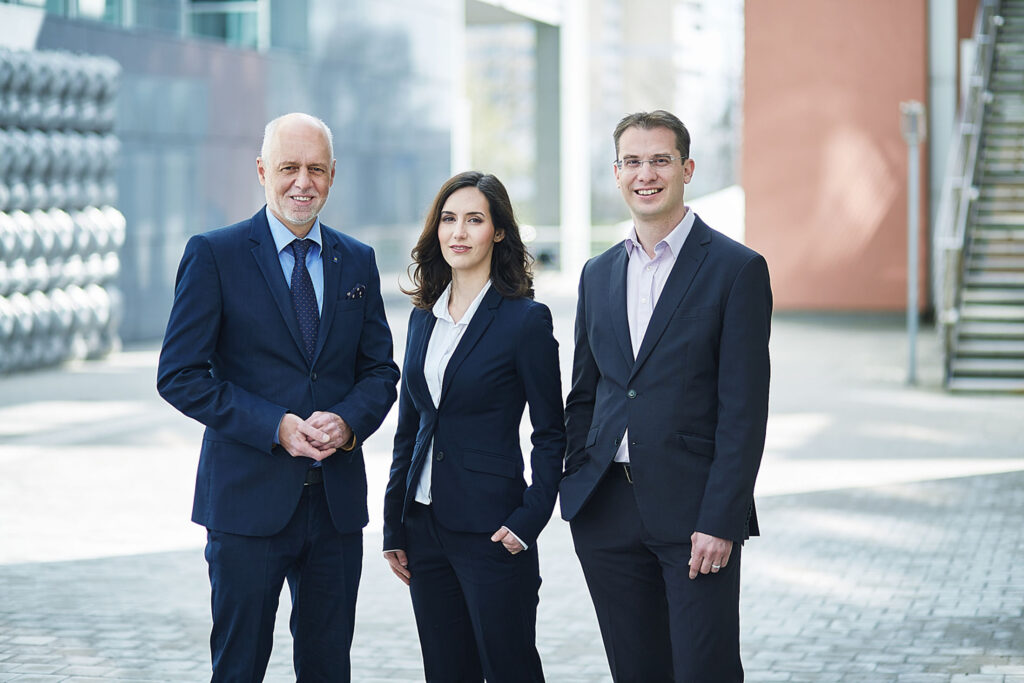 Businessportrait eines Führungsteams im Außenbereich – professionelle Businessfotografie in Österreich, Atelier Schulte.