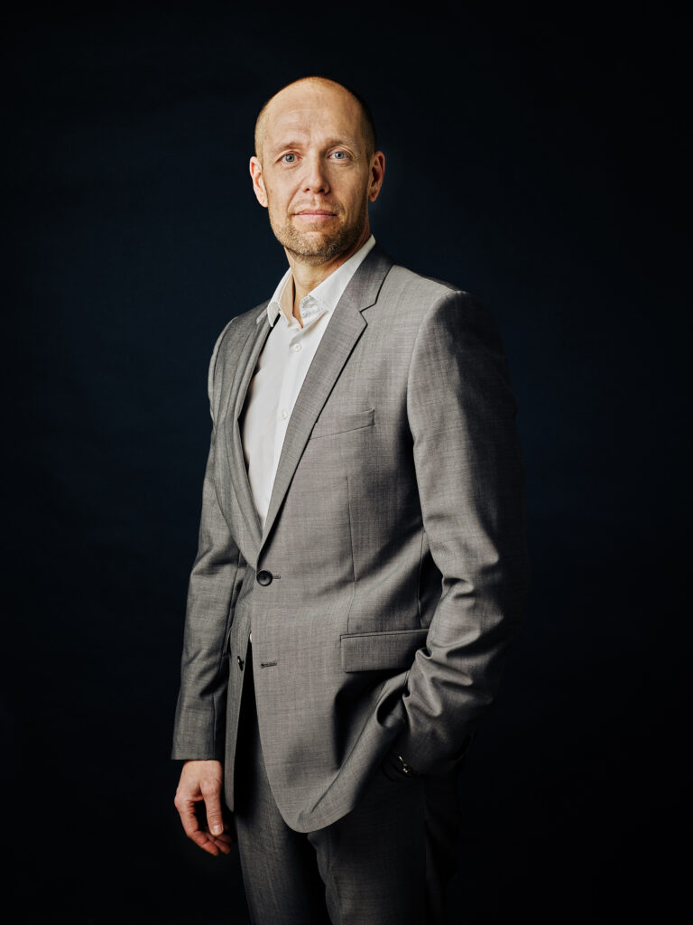 Businessportrait eines Managers vor dunklem Hintergrund – professionelle Businessfotografie in Österreich, Atelier Schulte.