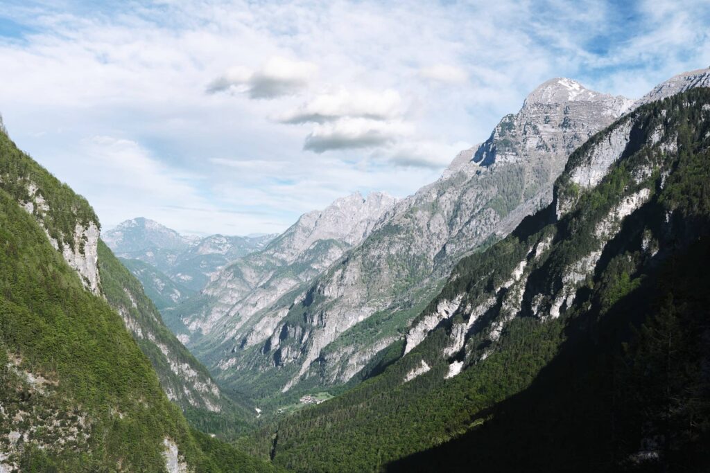 Weite alpine Landschaft im Frühling mit Bergen, Licht und Schatten im Alpen-Adria-Raum – Landschaftsfotografie von Florian Schulte für touristische und visuelle Projekte österreichweit.