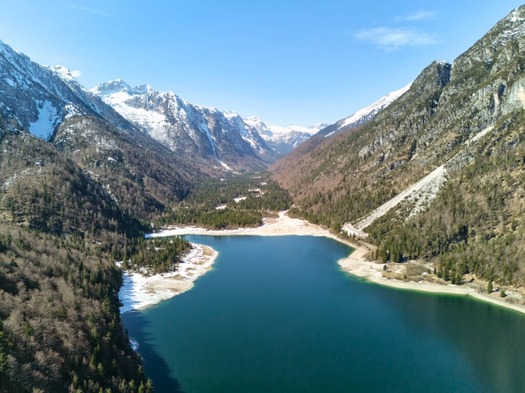 Aerials eines alpinen Bergsees mit schneebedeckten Gipfeln und klaren Frühlingsfarben im Alpen-Adria-Raum – professionelle Landschaftsfotografie von Florian Schulte mit ruhiger Bildsprache und natürlicher Atmosphäre.