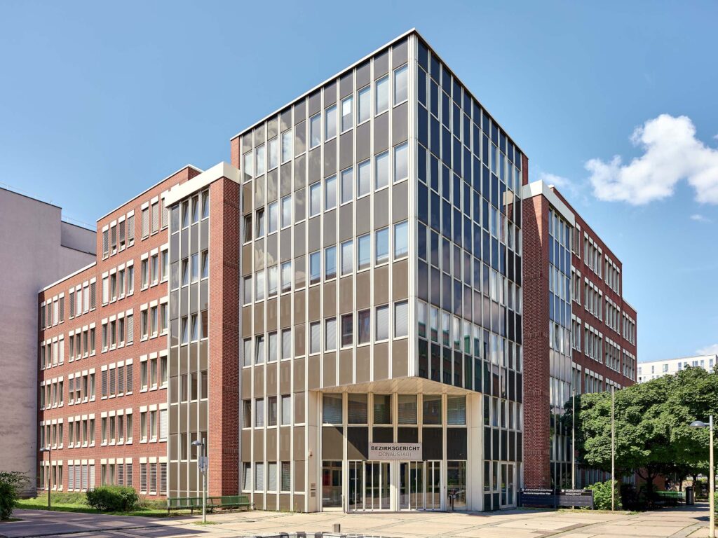 Modernistisches Gebäude in Wien mit klarer Linienführung und ruhigem Licht, fotografiert im urbanen Stadtraum.