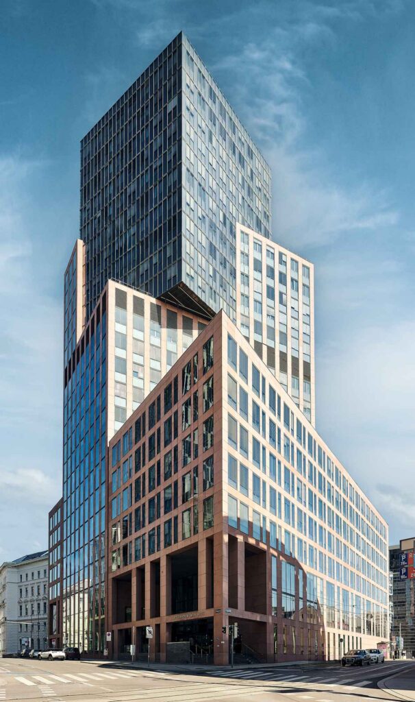 Moderne Architekturfotografie in Wien mit markanter Hochhausarchitektur und klarer Fassadengeometrie – professionelle Exterior-Aufnahme von Florian Schulte für Unternehmensarchitektur, Immobilien und Businessfotografie in Österreich.