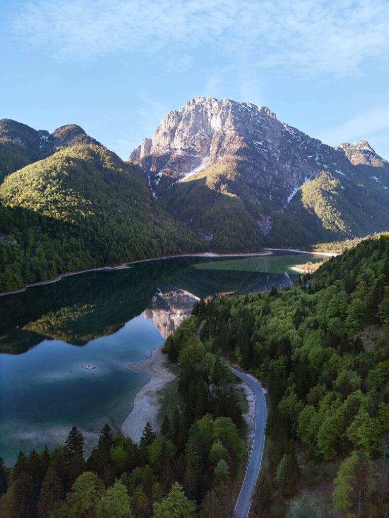 Alpenlandschaft mit Bergsee, Spiegelung und besonderen Lichtstimmungen im Frühling – professionelle Landschaftsfotografie von Atelier Schulte im Alpen-Adria-Raum und Österreich.